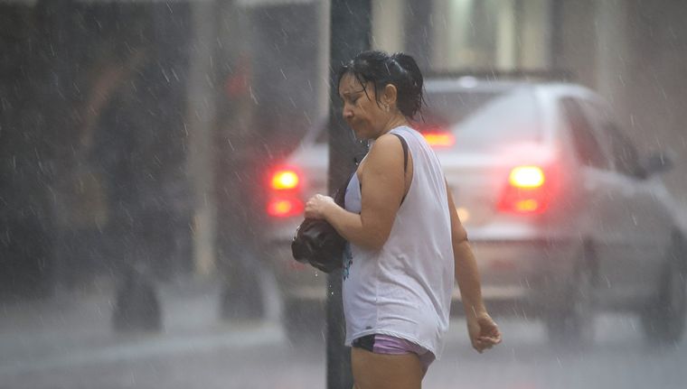 El SMN lanzó un alerta de nivel amarillo por tormentas fuertes para el norte y centro del país Foto: NA