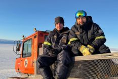 Cristian Nuñez y Josué Alaniz Cortez hacen patria en el desierto de hielo. Foto: Alejandrina Zotelo Cristian Nuñez y Josué Alaniz Cortez hacen patria en el desierto de hielo. Foto: Alejandrina Zotelo