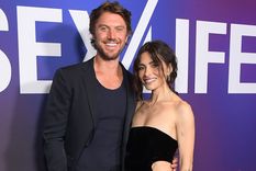 Así surgió la chispa entre Sarah Shahi y Adam Demos Sarah Shahi y Adam Demos en la premier de Sex/Life Foto: Getty Images