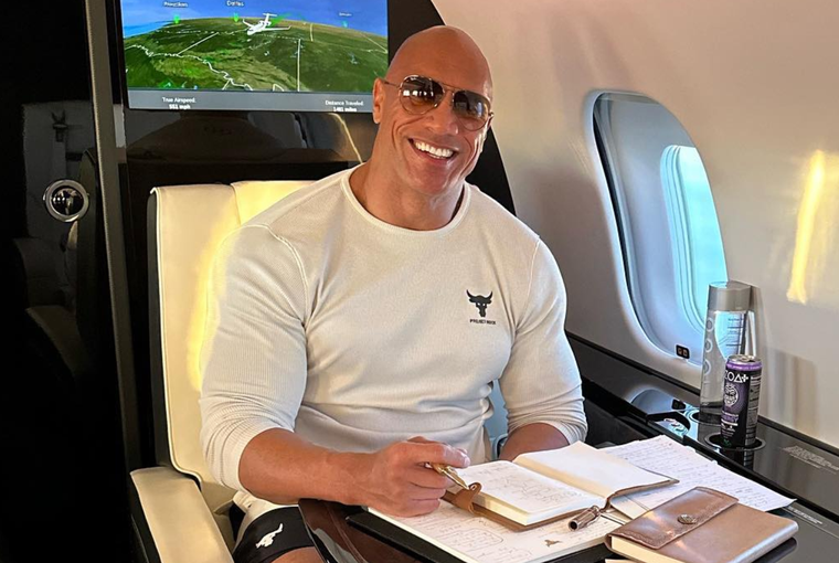 Dwayne Johnson es un actor y luchador profesional de 50 años de edad