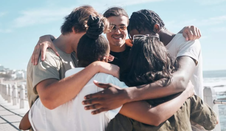 Las caricias y los abrazos son fundamentales en el bienestar emocional y físico de las personas, según confirmaron nuevas investigaciones. Foto: Shutterstock