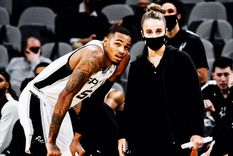 Becky Hammon da instrucciones a Dejounte Murray Foto: San Antonio Spurs