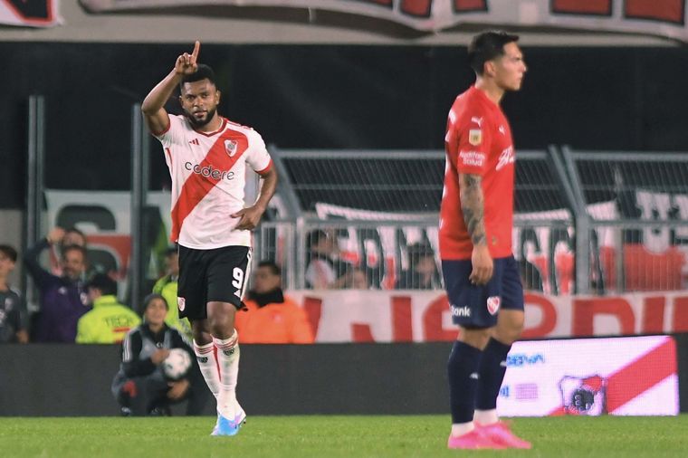 Borja, con un doblete, le da la victoria a River ante Independiente Foto: Télam