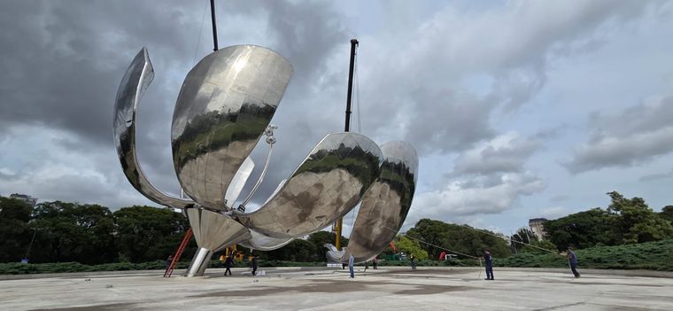 Así fue la restauración del pétalo de la Floralis Genérica.
