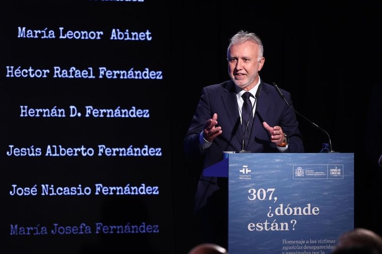 Ángel Víctor Torres, ministro de España, durante el acto por los desaparecidos españoles. Foto Dpa