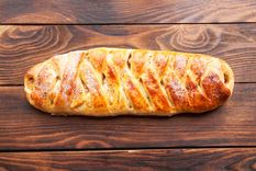 Trenza con manzana y canela recién horneada: receta fácil y tentadora.