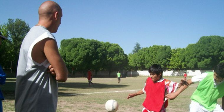 Daniel Oldrá observa jugar a los chicos de las inferiores.