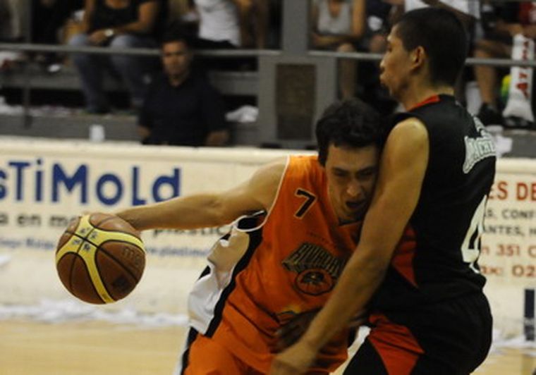 Parecía que no. Pero Rivadavia empujó y alargó la final. Foto: Alf Ponce/MDZ