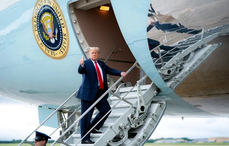 Donald Trump, en las escaleras del Air Force One. Foto: DPA Donald Trump, en las escaleras del Air Force One. Foto: DPA