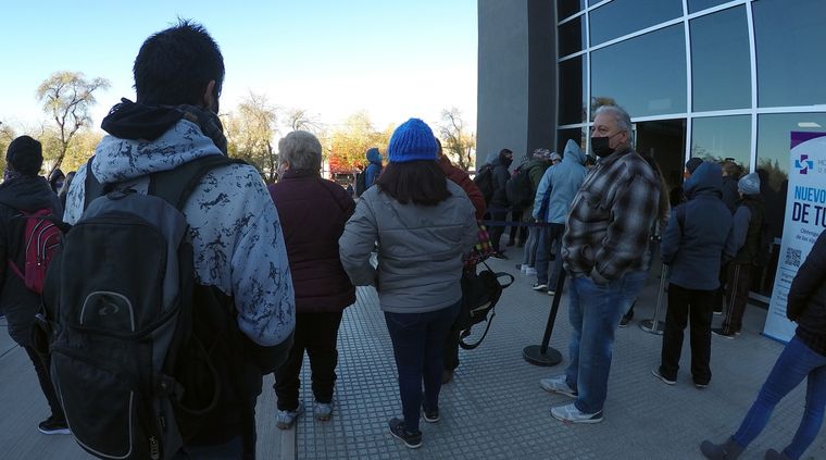 Eb la puerta de los consultorios externos del Hospital Central sigue habiendo una alta demanda  Foto: ALF PONCE MERCADO / MDZ