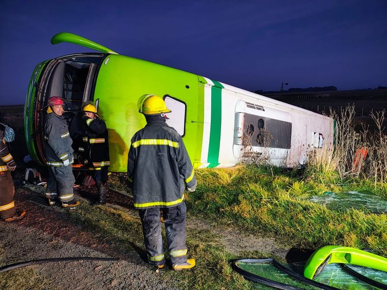 Volcó un micro de larga distancia en General La Madrid y murieron cuatro personas Foto: X: @Juanpagor