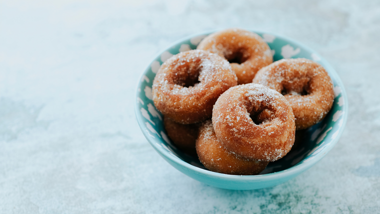La receta de rosquillas de anís es una de las más tradicionales de la repostería española y suele prepararse en fiestas populares. La receta de rosquillas de anís es una de las más tradicionales de la repostería española y suele prepararse en fiestas populares.