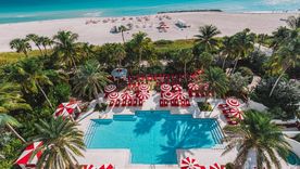 El Faena Beach Club tiene simpáticos sillones y sombrillas con rayas rojas y blancas que ya son un sello del lugar.
