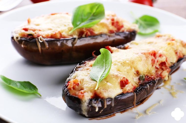 Cómo hacer berenjenas gratinadas con tomate y queso. Cómo hacer berenjenas gratinadas con tomate y queso.