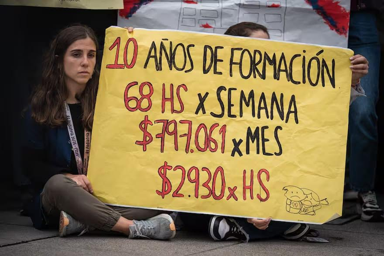 Residentes durante las manifestaciones en la puerta del Hospital Garrahan