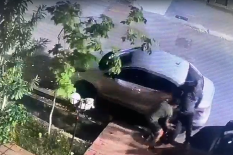 Los sujetos sacando una de las ruedas Foto: captura de video