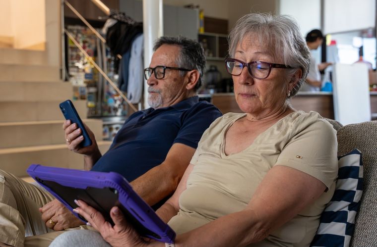 La falta de rutinas laborales facilita que los abuelos caigan en el uso pasivo de pantallas durante el día. La falta de rutinas laborales facilita que los abuelos caigan en el uso pasivo de pantallas durante el día.