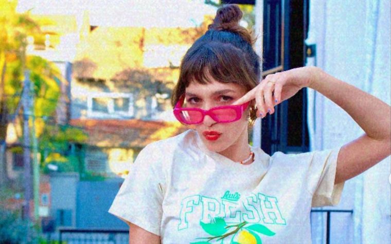 Cande Vetrano se animó a imitar a Carrie Bradshaw en su salida más reciente. Foto: Instagram