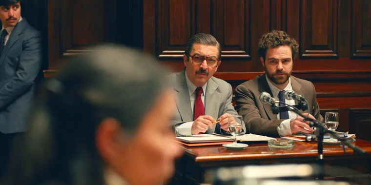 Ricardo Darín y Peter Lanzani durante una escena de Argentina, 1985.