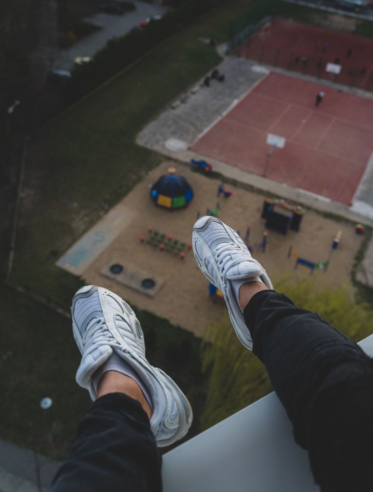 Cuando se escapaba de la cordura que le imponía su sociedad, se iba a la terraza de los edificios más altos y gozaba sintiendo el viento. Cuando se escapaba de la cordura que le imponía su sociedad, se iba a la terraza de los edificios más altos y gozaba sintiendo el viento.