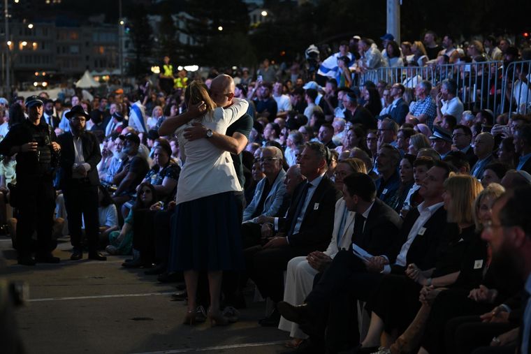 Miles de australianos rindieron tributo a las víctimas del tiroteo de Bondi Beach