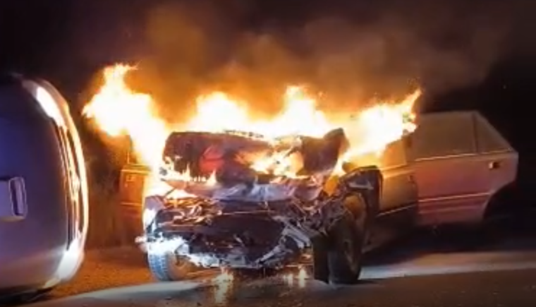 Las llamas en uno de los vehículos que protagonizó el accidente. 