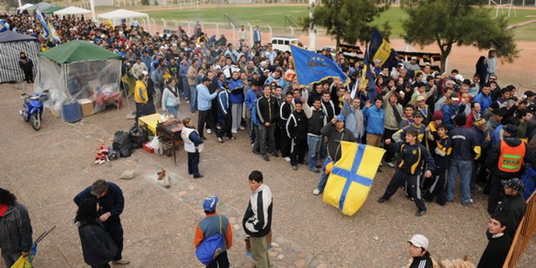 Los hinchas xeneizes hacen cola para entrar al Malvinas. Foto: Nacho Gaffuri / MDZ