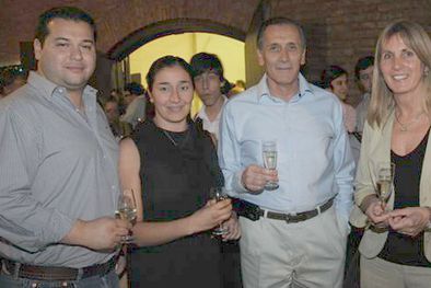 MDZol | Federico Jofré, Vanina Matas y Ricardo Aguiar -Bodega Orfila-, disfrutaron el concierto junto a Lidia Jardel -Bodegas de Argentina-. Foto: Gentileza