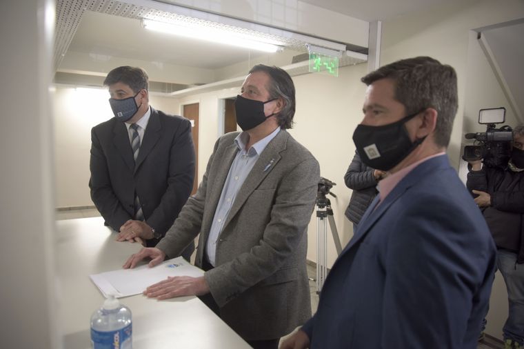 El ministro Víctor Ibañez presentó hoy el proyecto de reforma constitucional en la Legislatura.