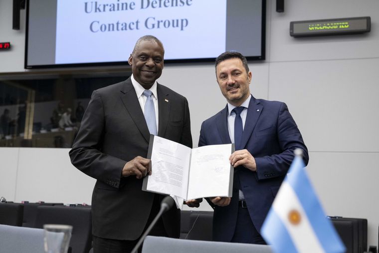 Luis Petri junto al secretario de Defensa de EE.UU., Lloyd Austin. Foto: Ministerio de Defensa