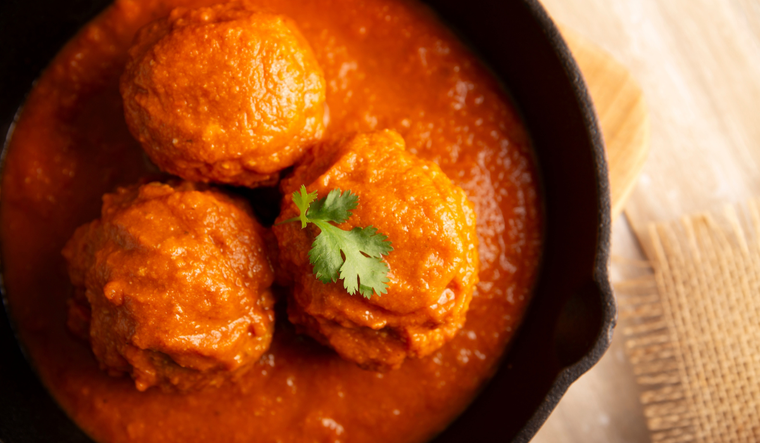 Las albóndigas llegaron a México con la influencia española, pero la receta en chipotle es una adaptación local que incorpora sabores ahumados y picantes típicos de la cocina mexicana.