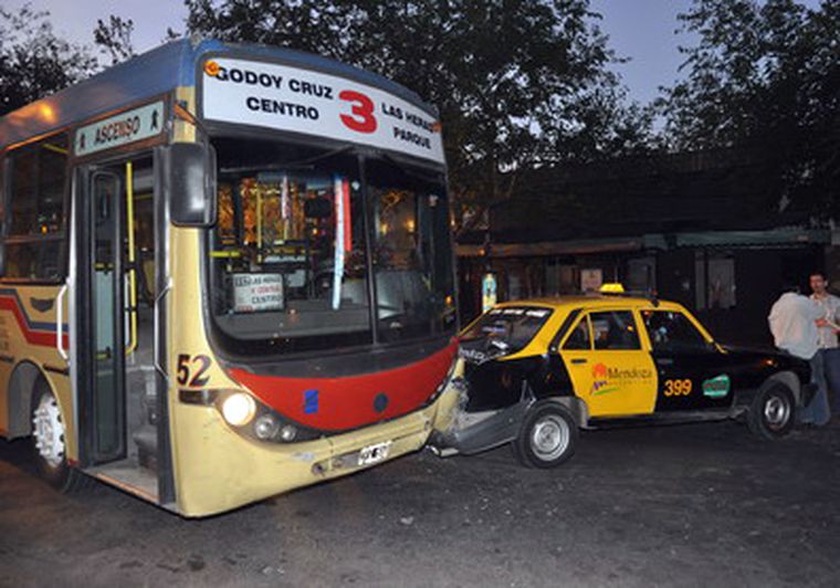 El colectivo embistió al taxi desde atrás. Foto: MDZ