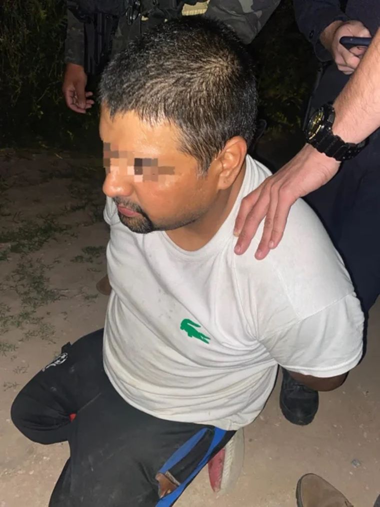 Los agentes encontraron un caño con manchas de sangre dentro del camión. Foto: NA
