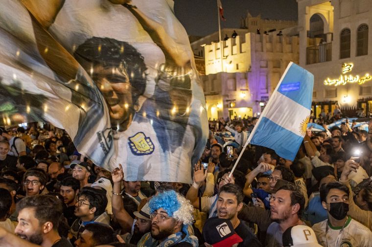 Los hinchas argentinos coparon Doha a horas de la final del Mundial. Foto: EFE