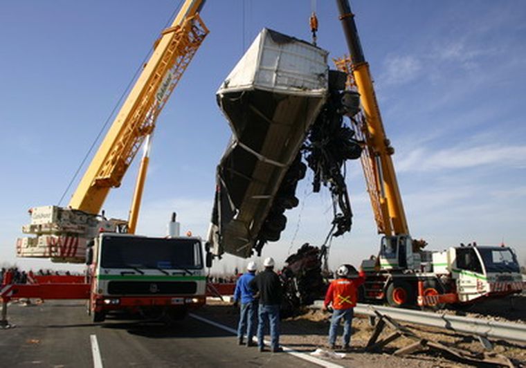 El equipo de Bomberos trabajó por más de dos horas para rescatar al conductor. Foto: Gerardo Gómez / MDZ