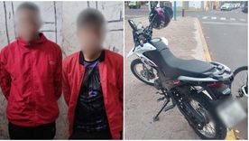 Los dos sujetos detenidos con el celular robado y la moto en la que se movilizaban. Los dos sujetos detenidos con el celular robado y la moto en la que se movilizaban.
