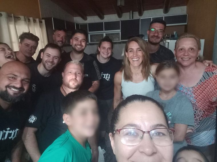 Soledad Pastorutti junto a la familia mendocina. Foto: Facebook: Carmen
