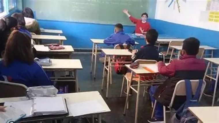 En la Ciudad de Buenos Aires, ciertas interpretaciones han llevado a que las escuelas privadas se conviertan en prestadores del servicio educativo En la Ciudad de Buenos Aires, ciertas interpretaciones han llevado a que las escuelas privadas se conviertan en prestadores del servicio educativo