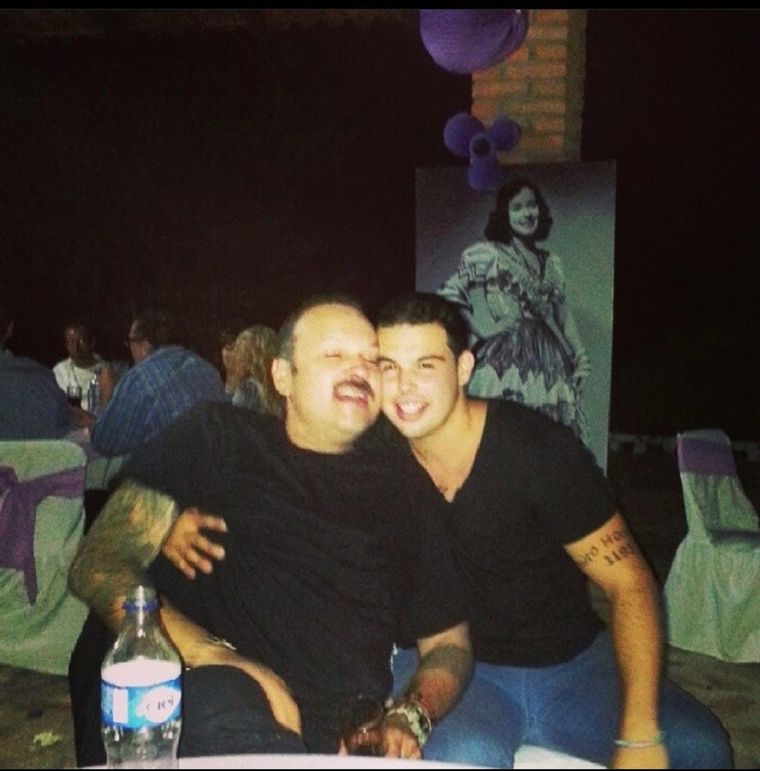 Pepe Aguilar junto a su hijo mayor Emiliano Aguilar. Foto: Instagram