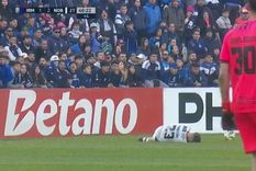Ángelo Martino cayó desplomado tras recibir un proyectil desde la platea. Foto: captura de TV. Ángelo Martino cayó desplomado tras recibir un proyectil desde la platea. Foto: captura de TV.
