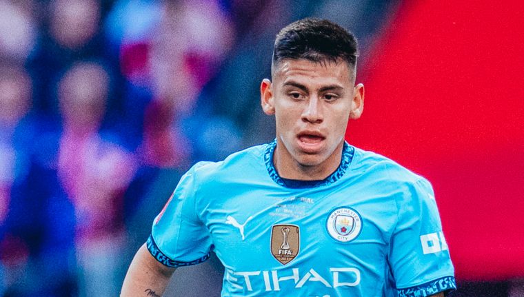 Echeverri recibió un gran elogio por parte de Bernardo Silva. Echeverri recibió un gran elogio por parte de Bernardo Silva.