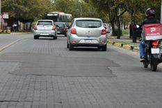 La combinación de desgaste y parches con asfalto genera preocupación por la durabilidad del adoquinado en Mendoza.