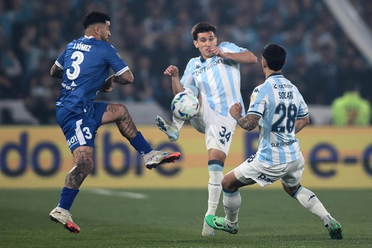 Racing venció a Vélez en el Cilindro de Avellaneda y se metió en semifinales.