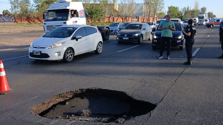 El socavón del Acceso Sur generó gran caos vehicular.&nbsp;