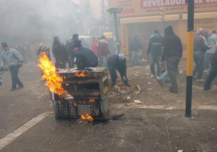 Incidentes en la ciudad de Córdoba luego de conocerse la reforma previsional. Foto: NA