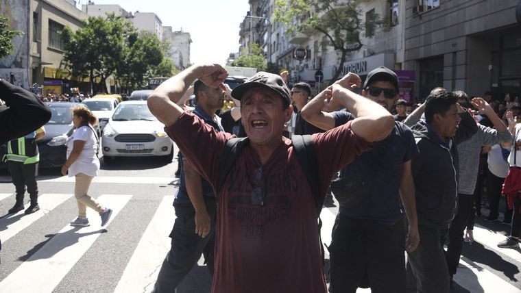 La protesta del Polo Obrero y otras organizaciones llegó a la Plaza de Mayo acordonada Foto: Juan Mateo Aberastain / MDZ