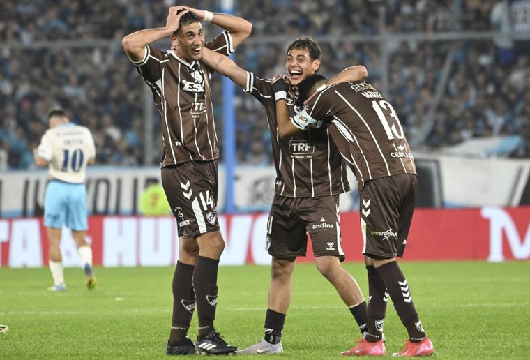 La euforia (e incredulidad) de Platense tras vencer a Racing en Avellaneda. Foto: Fotobaires
