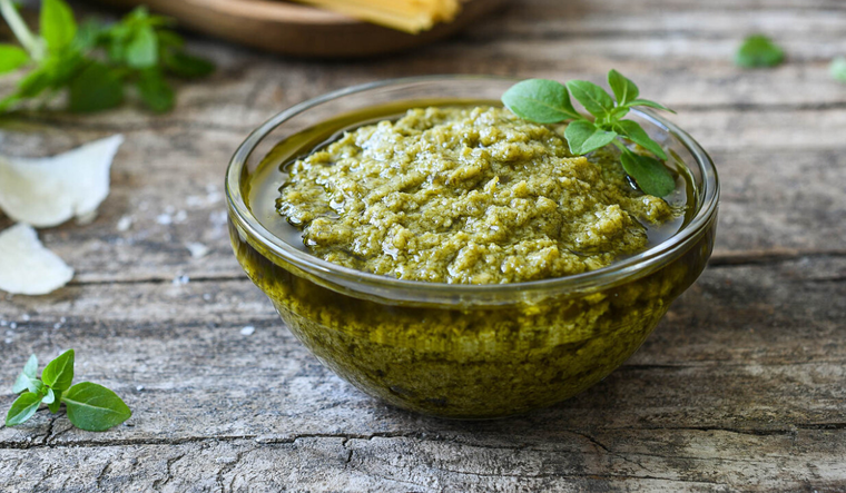Admira este delicioso pesto de albahaca ¡una exquisitez!