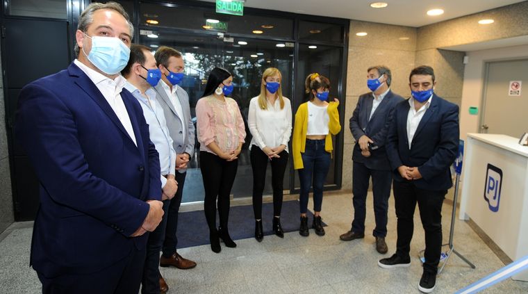 Anabel Fernández Sagasti y los intendentes de su partido, en la inauguración de la nueva sede partidaria. Foto: ALF PONCE MERCADO / MDZ