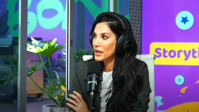 Silvina Escudero con micrófono en mano: la artista será locutora habilitada en el mes de diciembre. Silvina Escudero con micrófono en mano: la artista será locutora habilitada en el mes de diciembre.